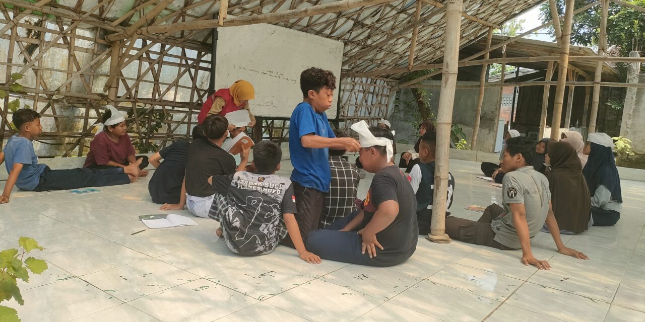 PMR SMP Alam Nurul Furqon Latih Anggota dengan Materi dan Praktik Pembalutan Luka